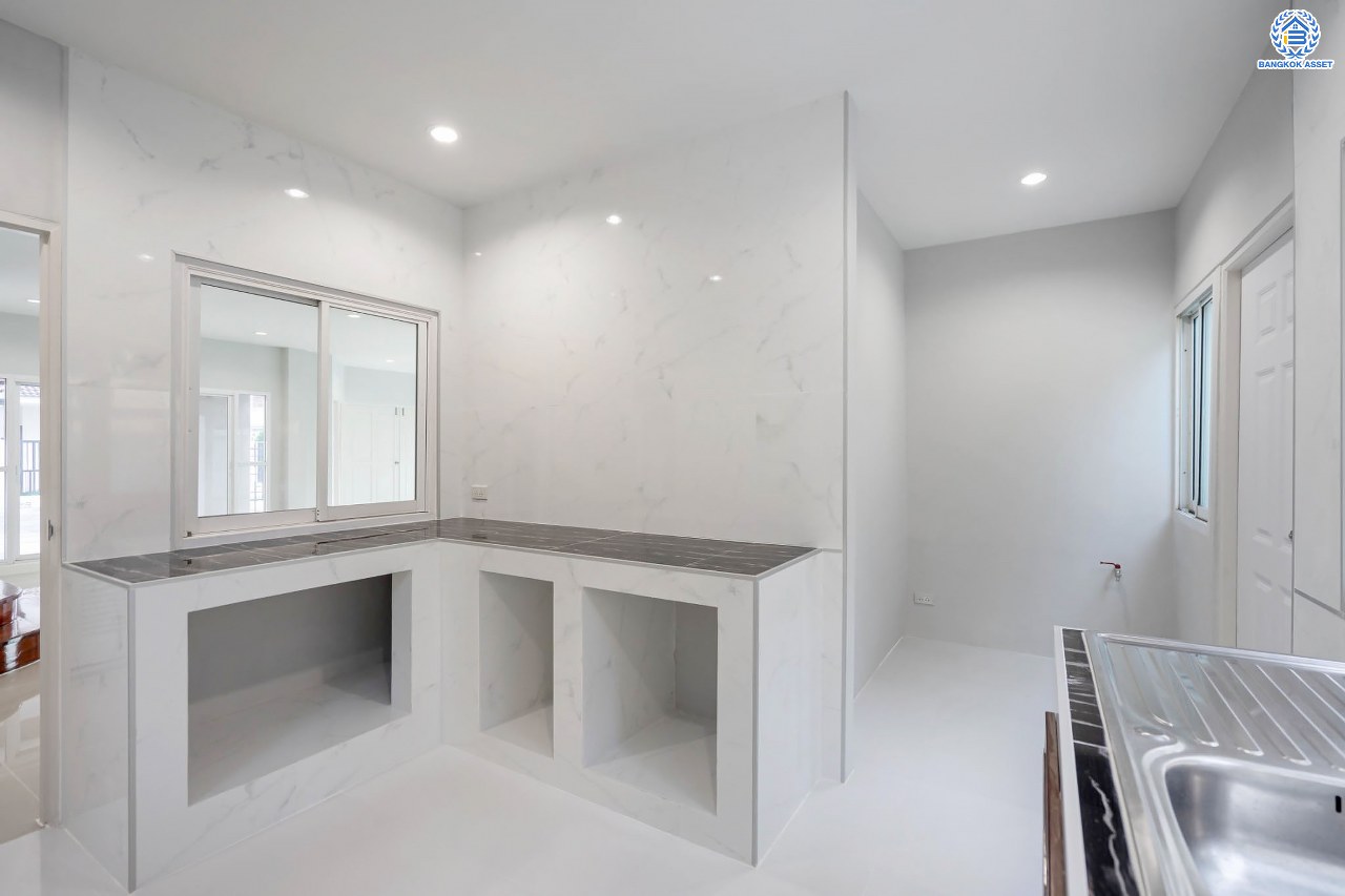 บ้านมือสองตกแต่งใหม่ โครงการ รัชชา2 บางใหญ่ เนื้อที่ 60 ตร.ว. ฟังก์ชัน 3 ห้องนอน 3 ห้องน้ำ 1 ห้องอเนกประสงค์ จอดรถได้ 2 คัน บนทำเลใกล้ถนนใหญ่เพียง 100 เมตร เชื่อมต่อถ.กาญจนาภิเษก ใกล้เซ็นทรัลเวสต์เกต ทางด่วน "ศรีรัช" และรถไฟฟ้าสายสีม่วง "สถานีสามแยกบางใหญ่"